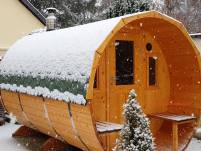 Sauna mit schneebedecktem Dach